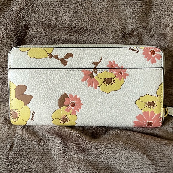 Coach floral print accordion zip wallet. New,never used with tags unattached - Picture 3 of 6